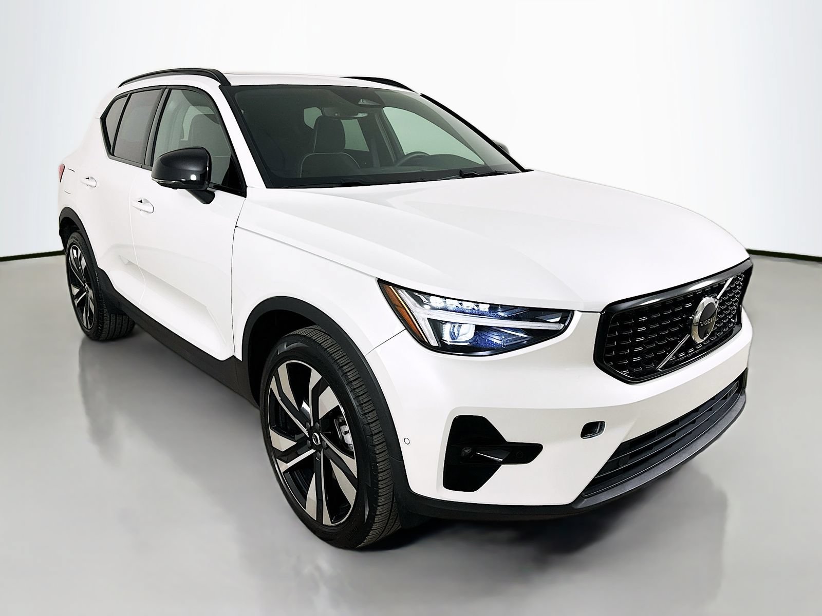 Used 2024 Volvo XC40 B5 Ultimate w/ Climate Package AWD/4WD image 3