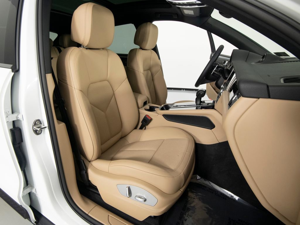 Certified 2025 Porsche Macan image 32