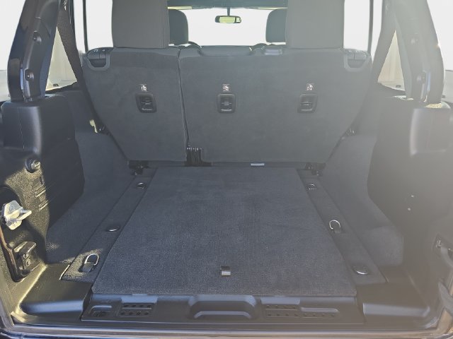 Used 2019 Jeep Wrangler Unlimited Sahara w/ Cold Weather Group AWD/4WD image 14