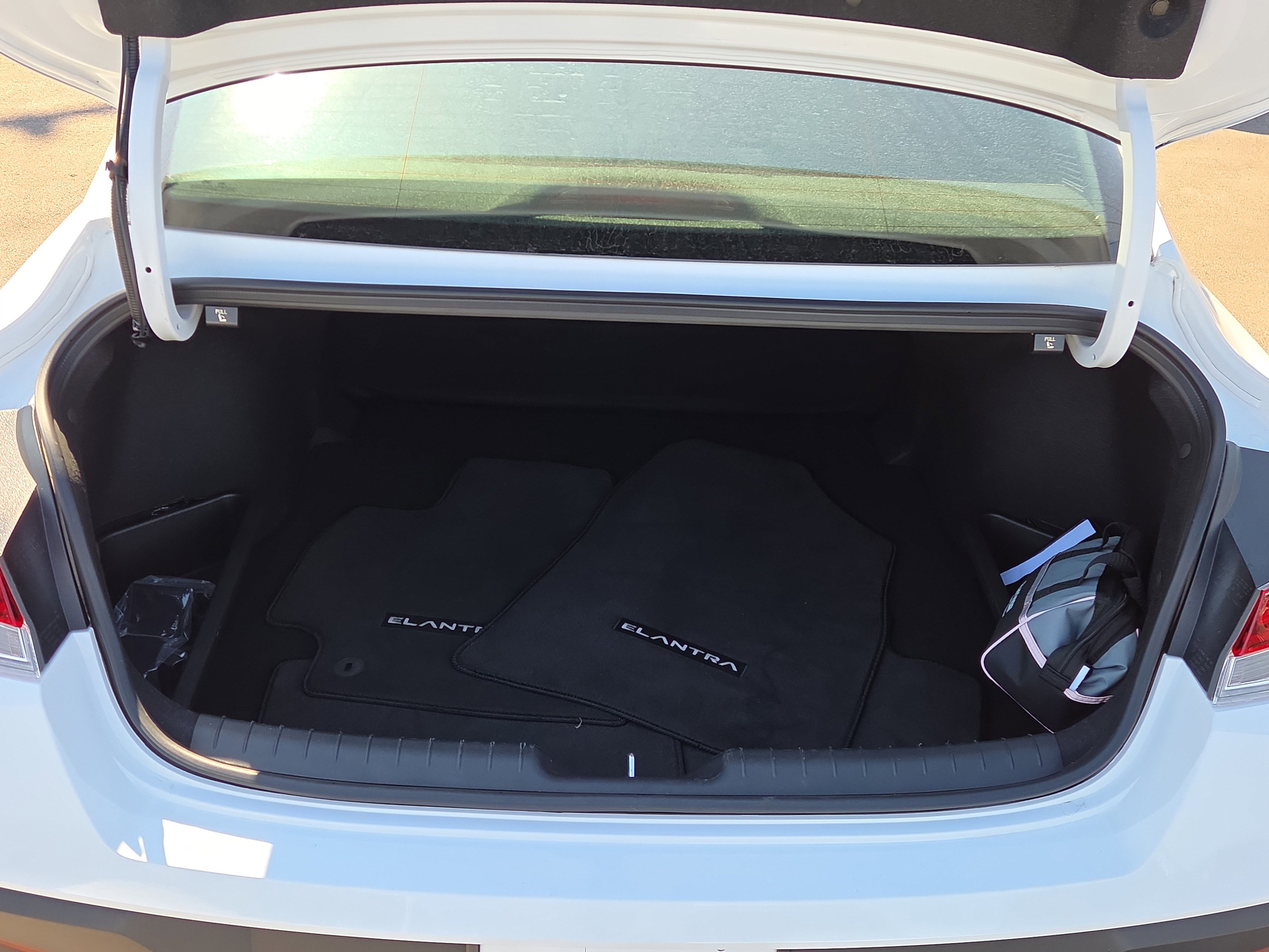 Used 2025 Hyundai Elantra SEL w/ Cargo Package image 4