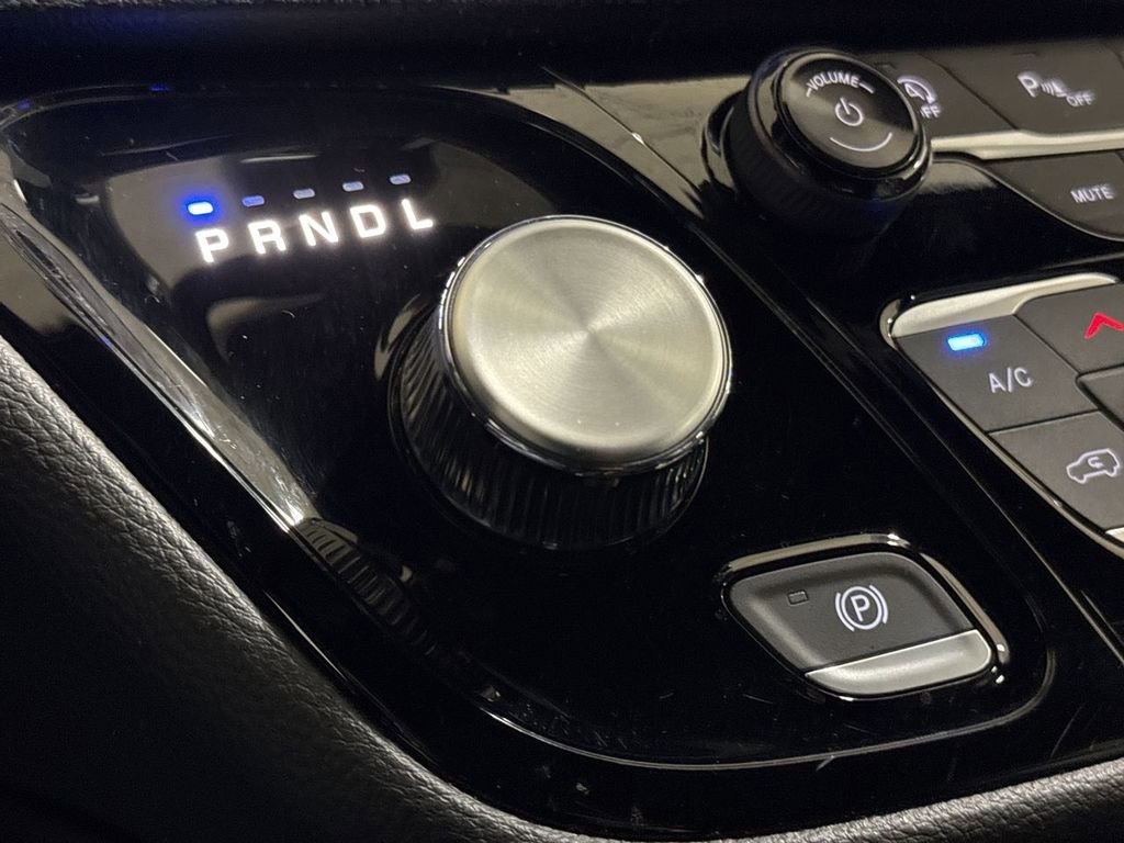Used 2025 Chrysler Pacifica Limited image 18