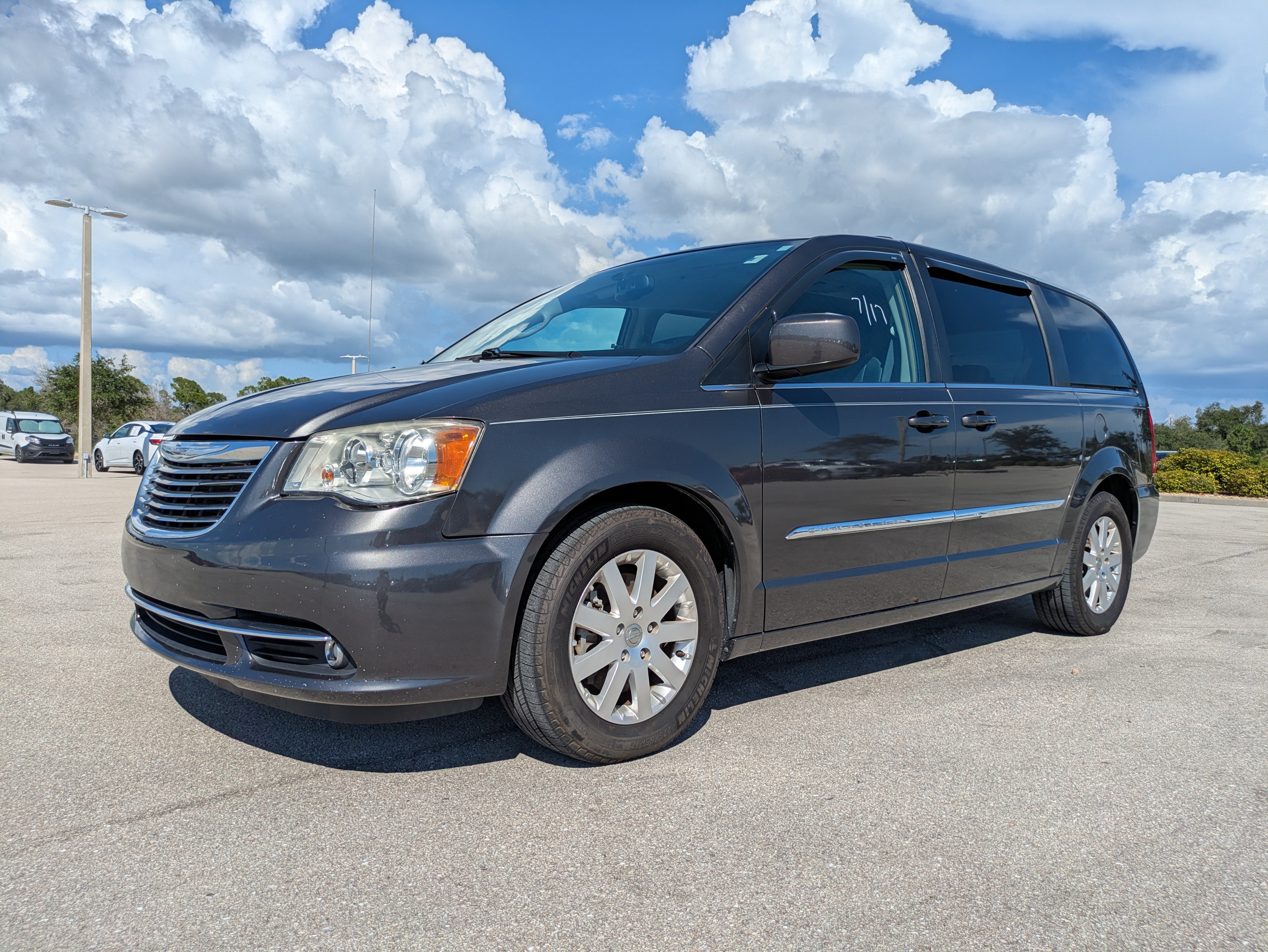 Used 2016 Chrysler Town & Country Touring FWD image 8