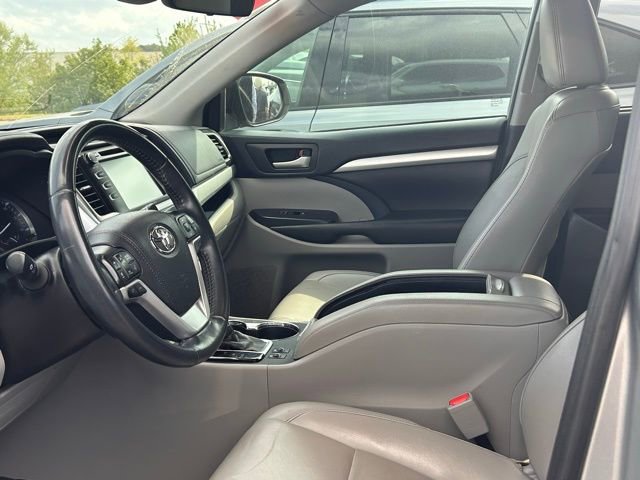 Used 2019 Toyota Highlander XLE FWD image 31
