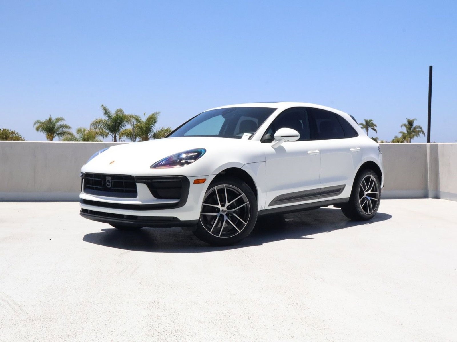 Certified 2025 Porsche Macan AWD/4WD image 1