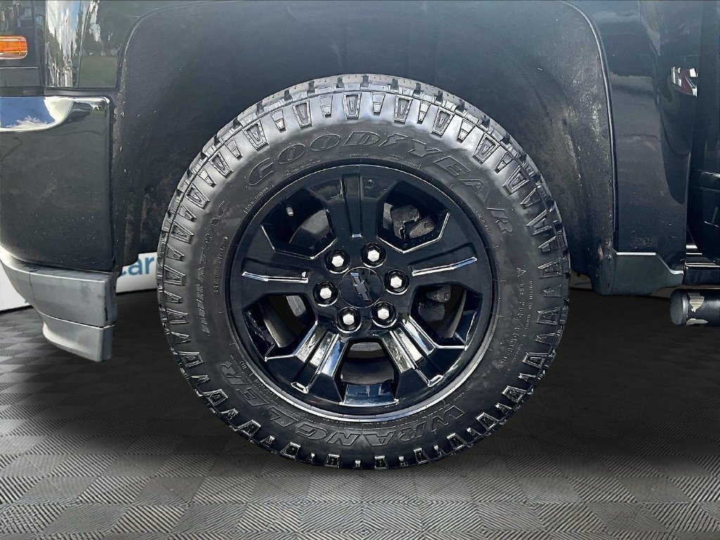 Used 2017 Chevrolet Silverado 1500 LT w/ Midnight Edition AWD/4WD image 7