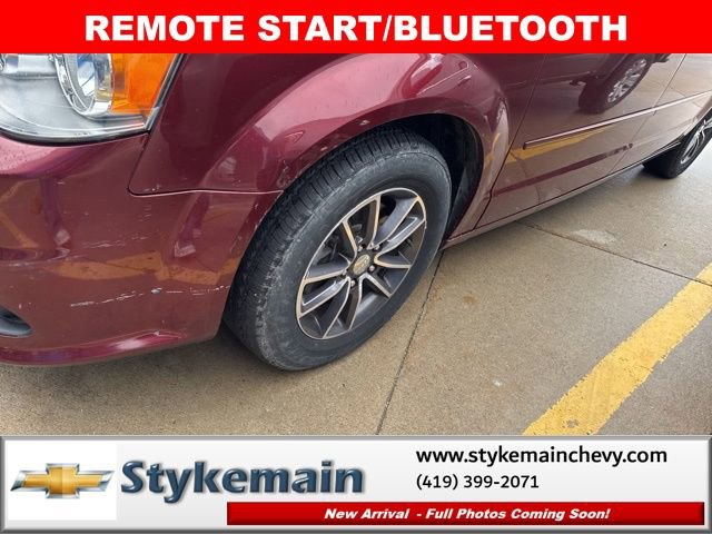 Used 2017 Dodge Grand Caravan SXT image 2