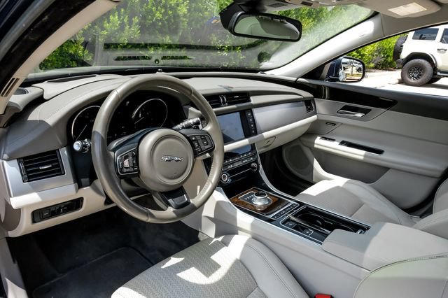 Used 2016 Jaguar XF Prestige RWD image 3