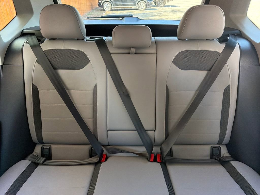 Used 2024 Volkswagen Taos SE w/ Black Wheel Package image 29