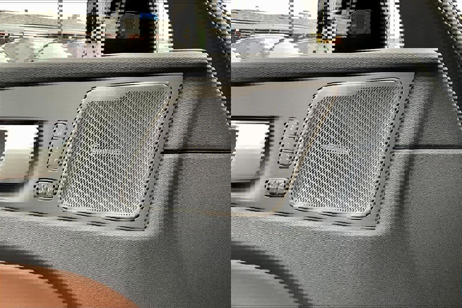 Used 2025 Volvo XC60 T8 Plus w/ Protection Package Premier image 34