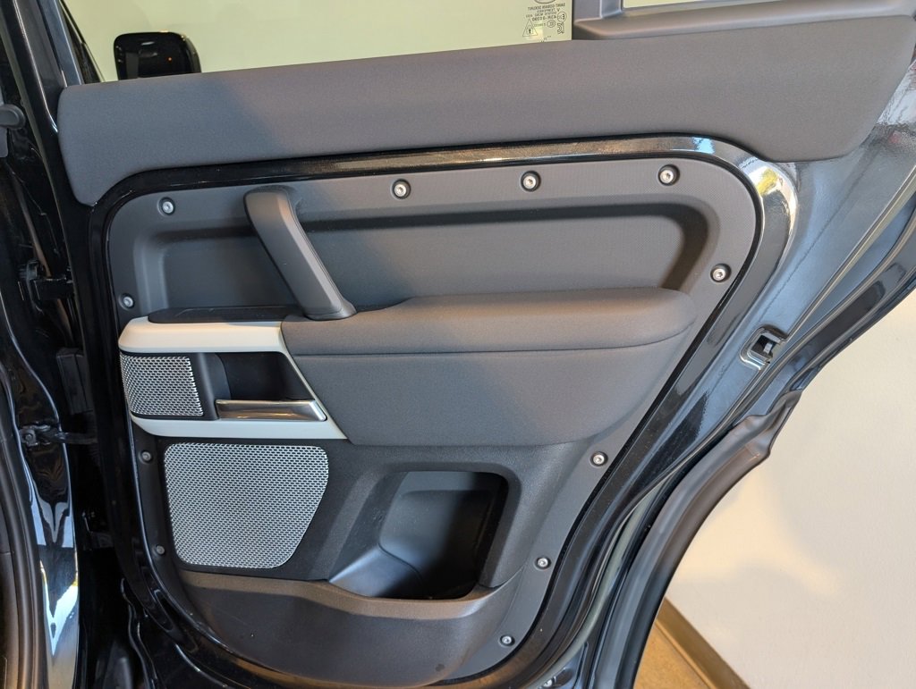 Used 2023 Land Rover Defender 130 SE image 28
