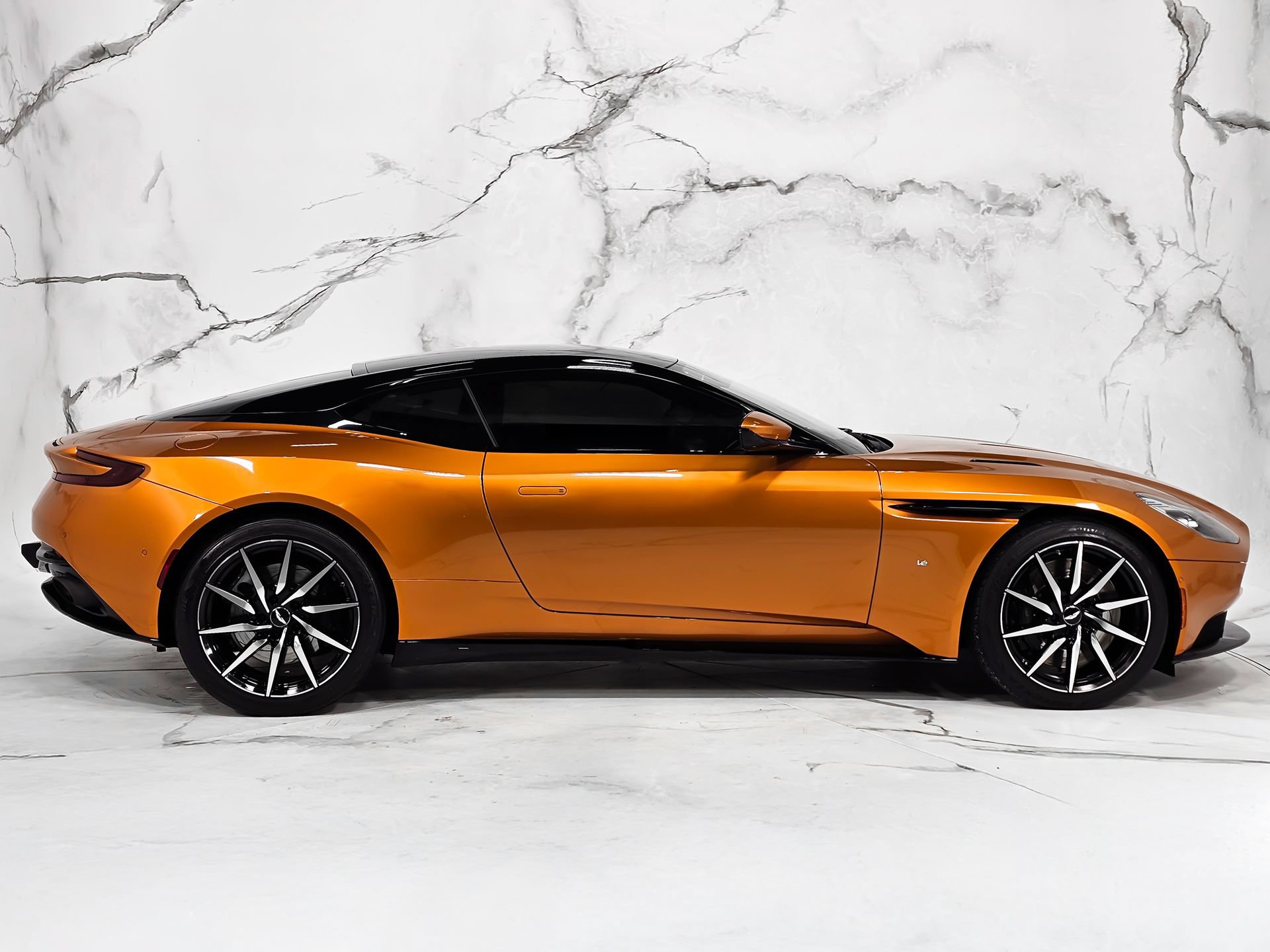 Used 2017 Aston Martin DB11 V12 RWD image 12