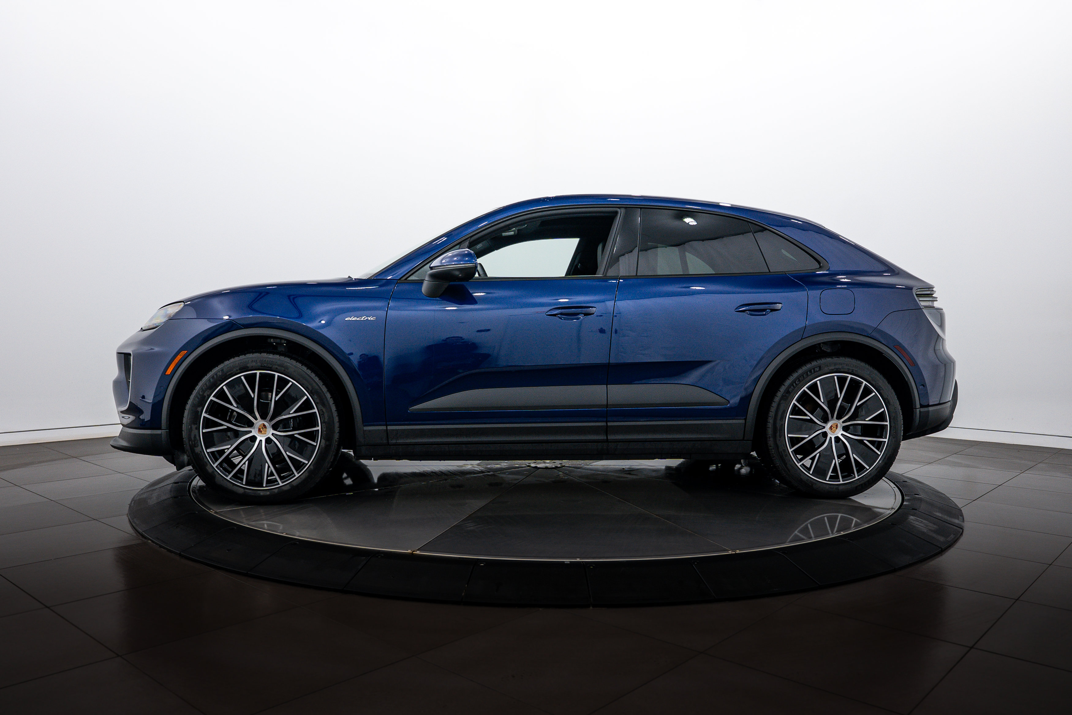 New 2026 Porsche Macan 4 Electric AWD/4WD image 2