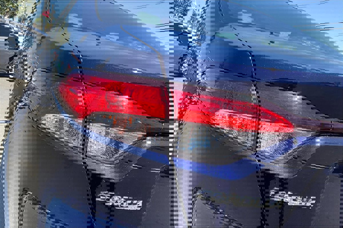 Used 2020 Toyota Corolla LE FWD image 29