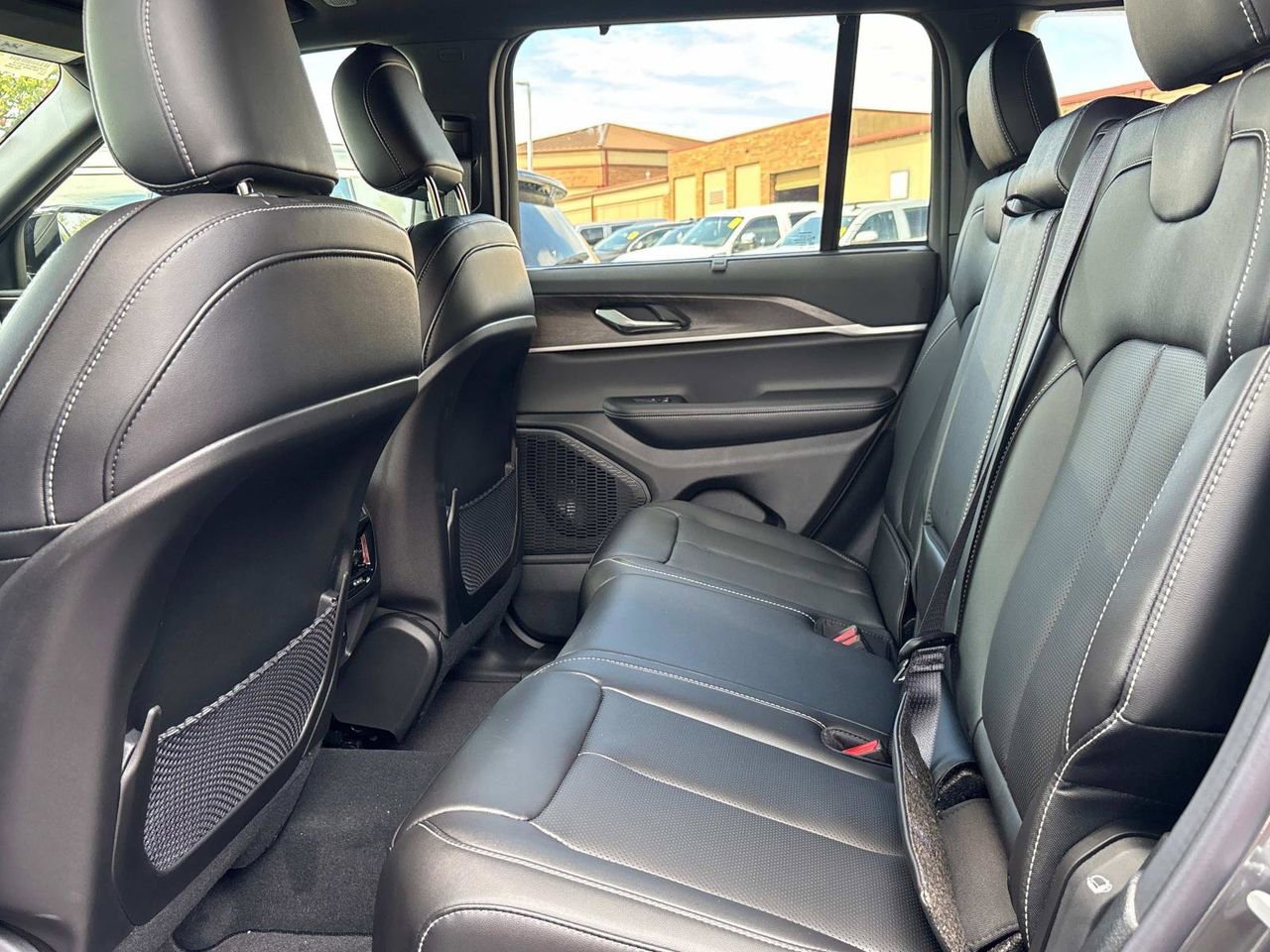 New 2025 Jeep Grand Cherokee Limited w/ Luxury Tech Group II AWD/4WD image 31