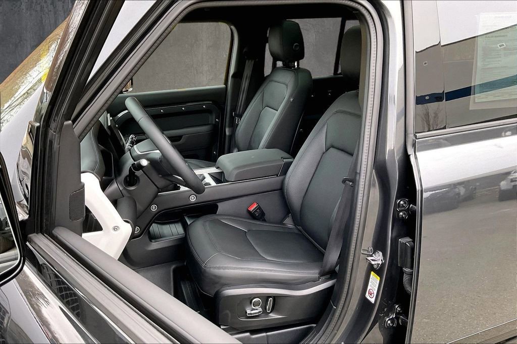 Used 2025 Land Rover Defender 130 X-Dynamic SE image 21