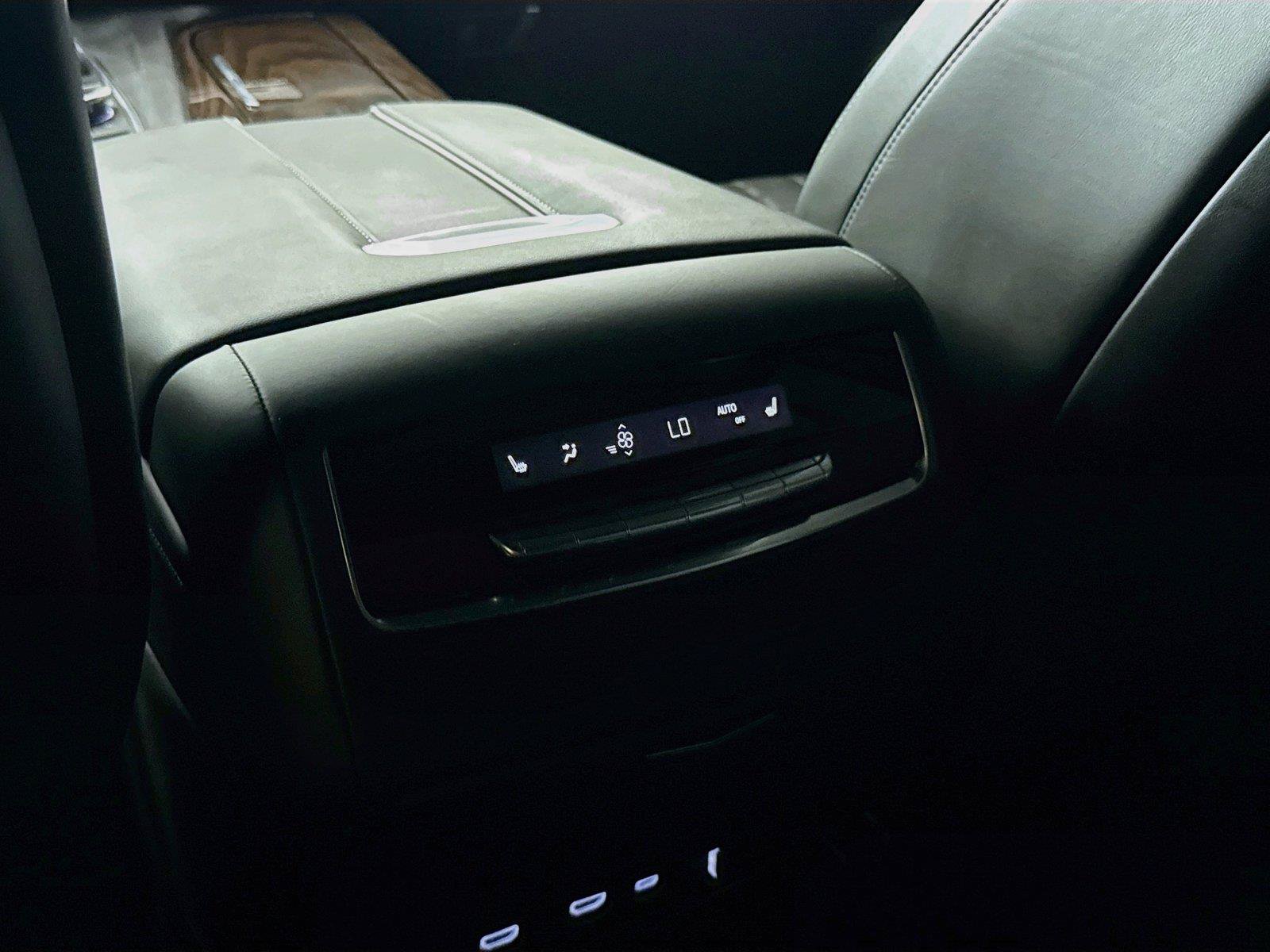 Used 2023 Cadillac Escalade ESV Sport Platinum w/ LPO, ONYX Package AWD/4WD image 29