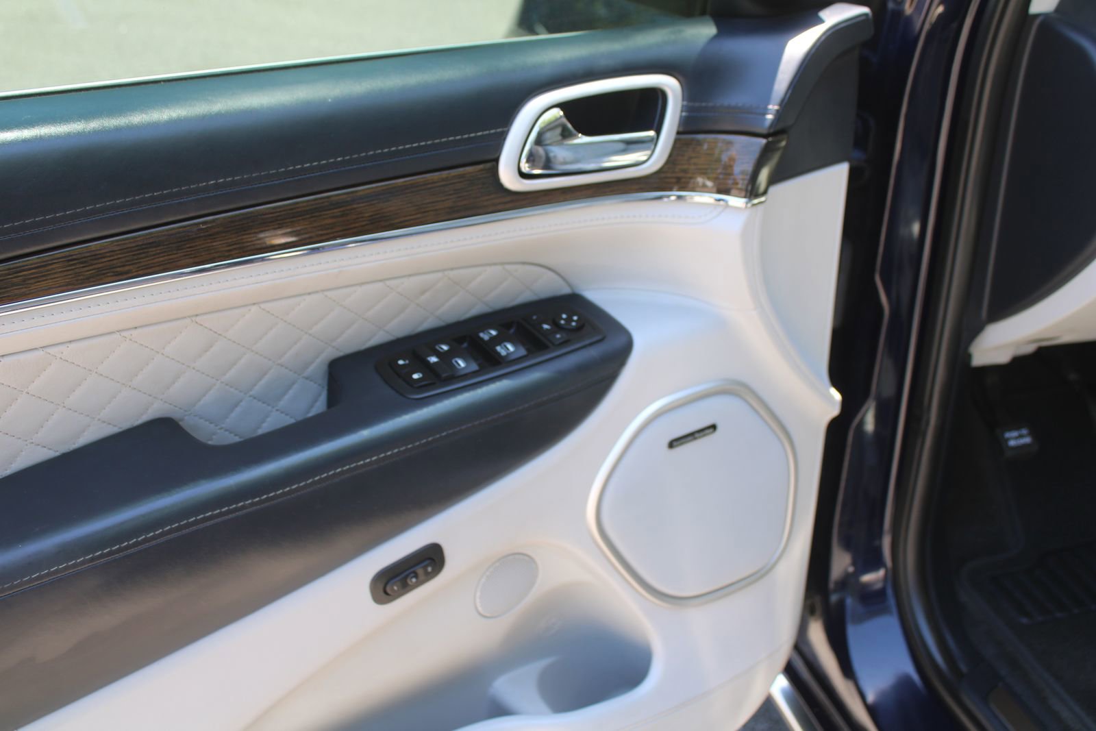 Used 2018 Jeep Grand Cherokee Summit AWD/4WD image 19
