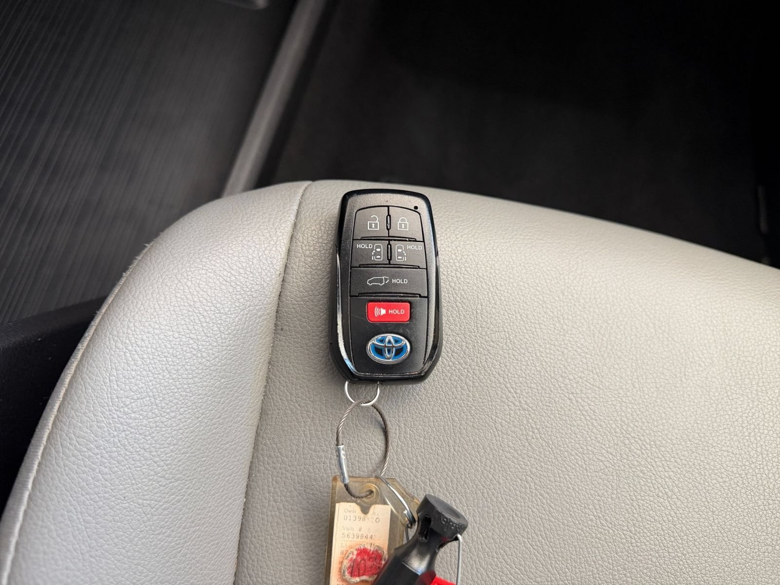 Used 2025 Toyota Sienna XLE FWD image 18