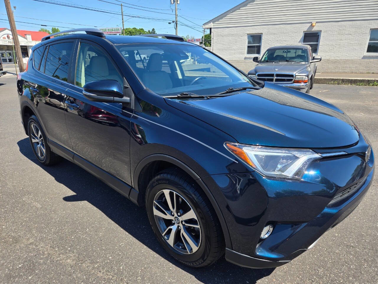 Used 2017 Toyota RAV4 XLE AWD/4WD image 4