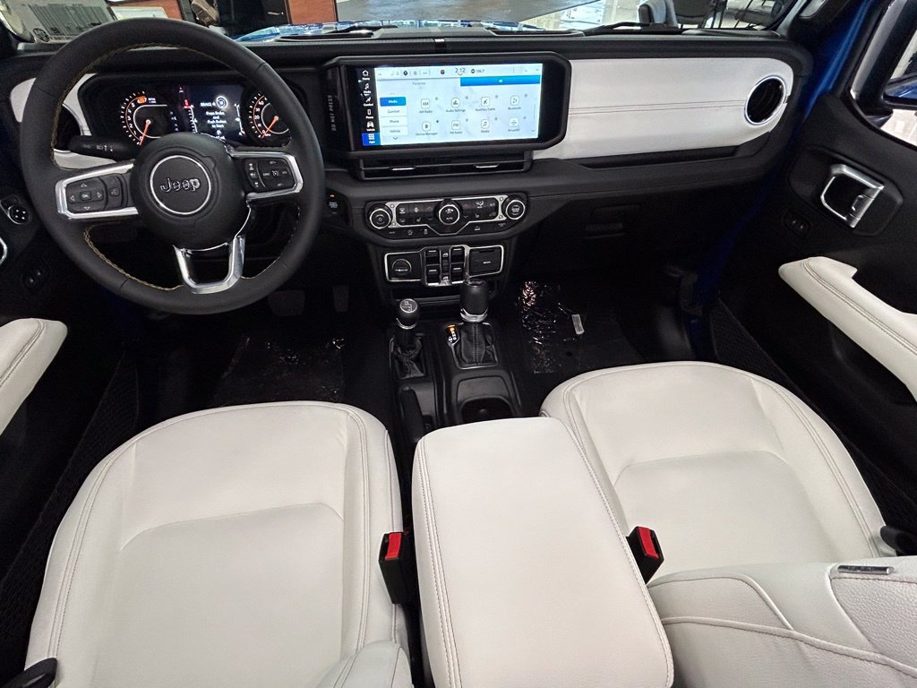Used 2024 Jeep Wrangler Unlimited Sahara AWD/4WD image 30