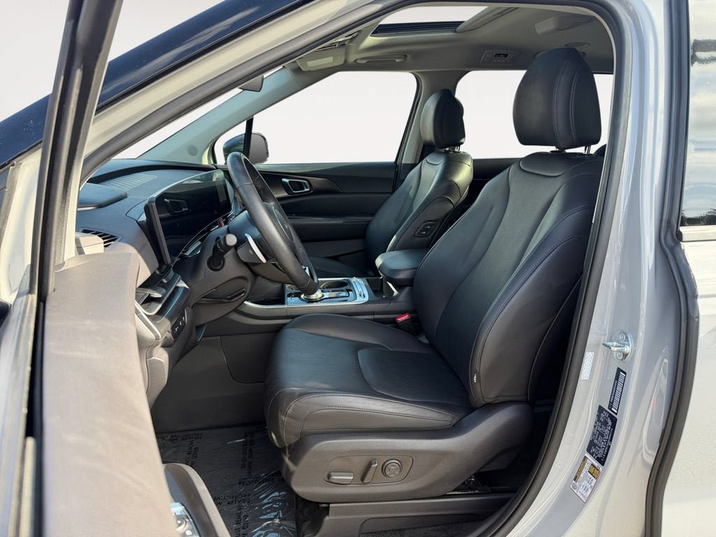 Used 2025 Kia Carnival SX w/ SX Dark Edition Package FWD image 6