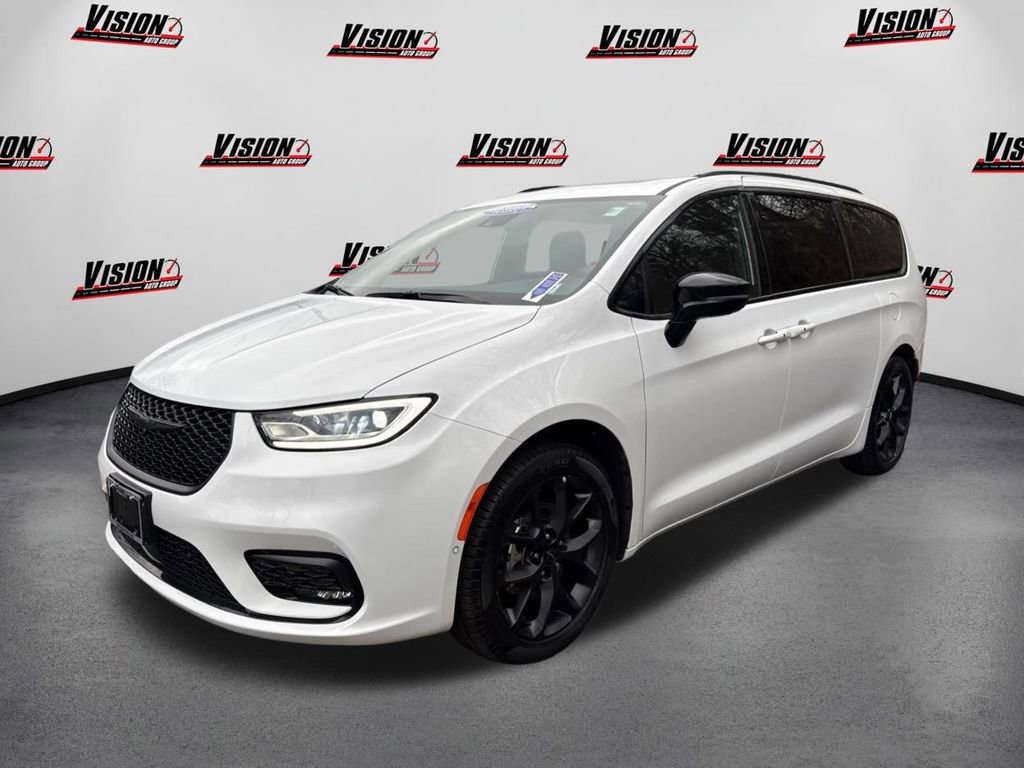 Used 2024 Chrysler Pacifica Limited w/ S Appearance Package