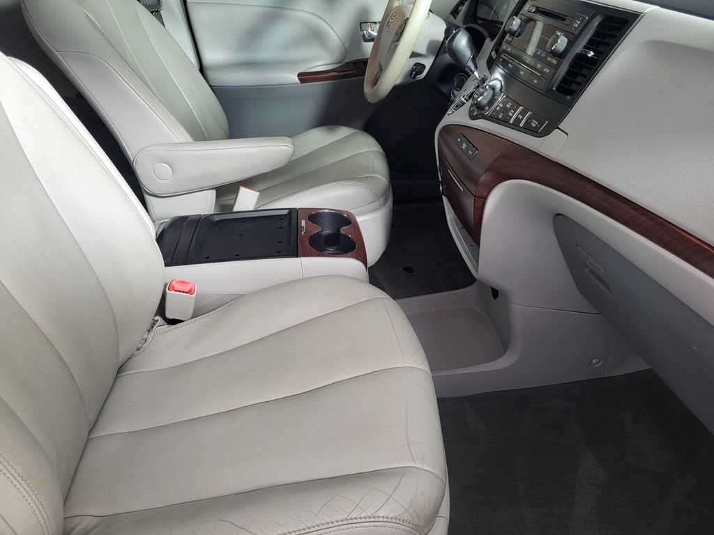 Used 2014 Toyota Sienna XLE FWD image 13