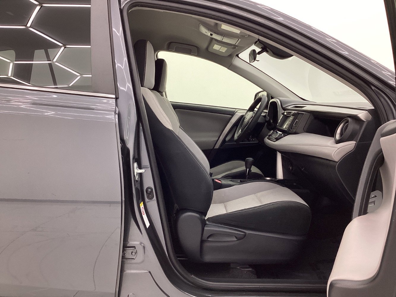 Used 2018 Toyota RAV4 LE image 15