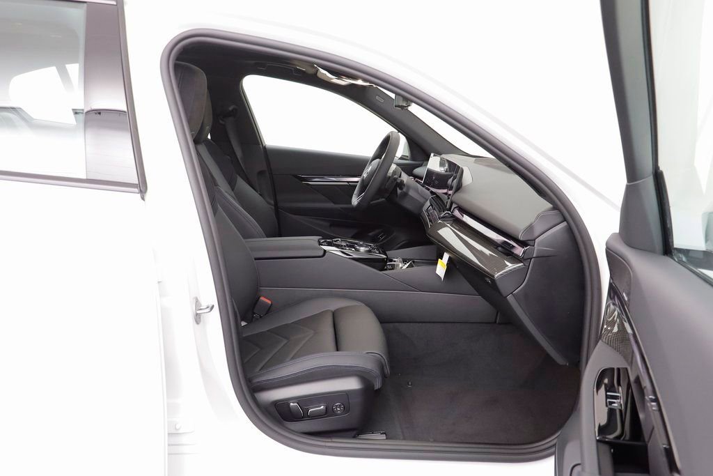 New 2026 BMW 550e xDrive w/ Premium Package image 19
