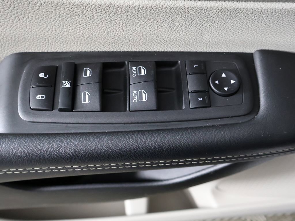 Used 2023 Chrysler Pacifica Touring-L FWD image 39