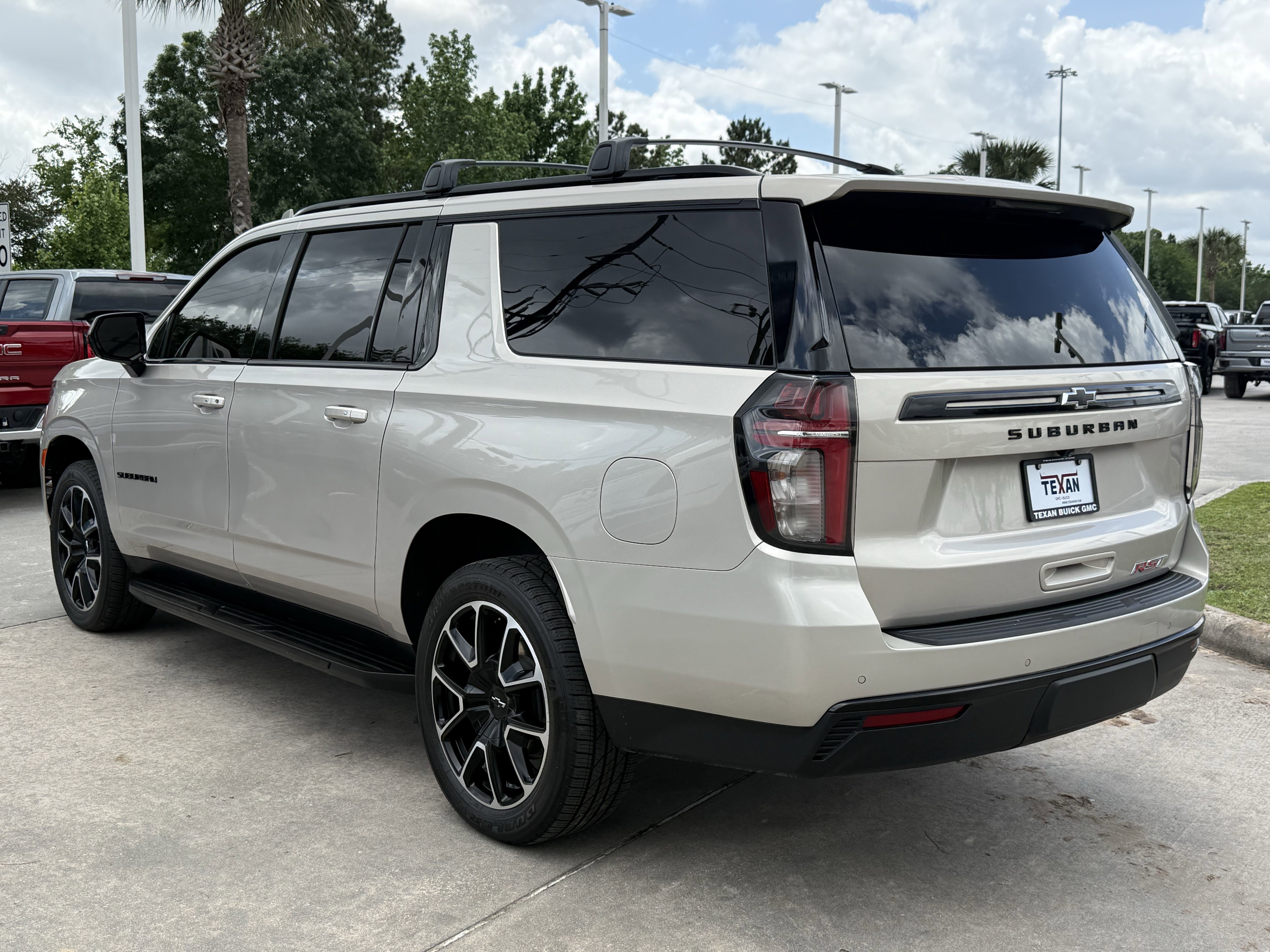 Used 2023 Chevrolet Suburban RST RWD image 7