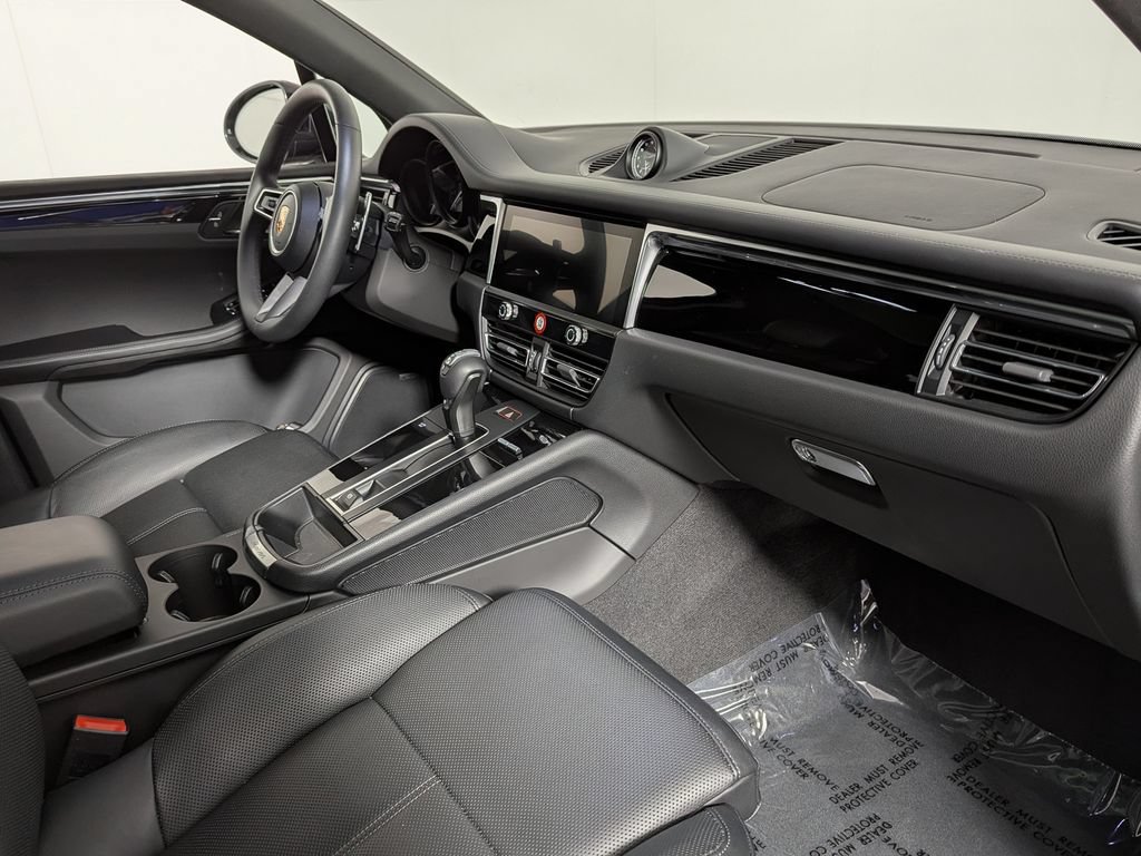 Used 2025 Porsche Macan AWD/4WD image 26