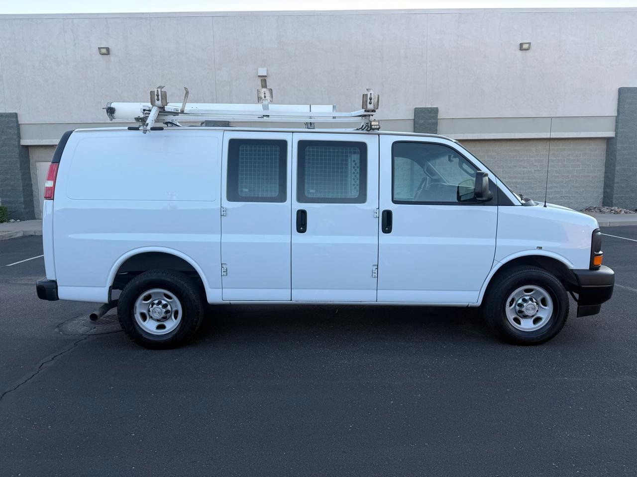 Used 2017 Chevrolet Express 2500 RWD image 2