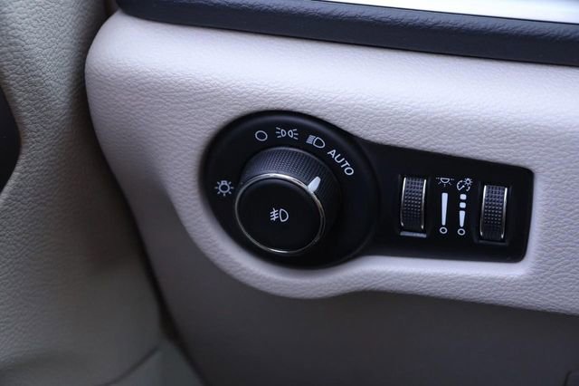 Used 2023 Chrysler Pacifica Touring-L image 21