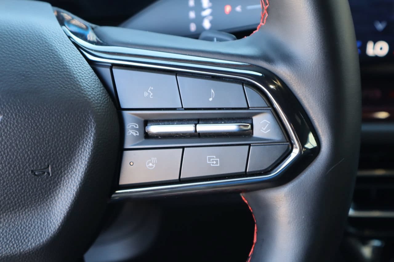Used 2024 Chevrolet Traverse RS FWD image 15