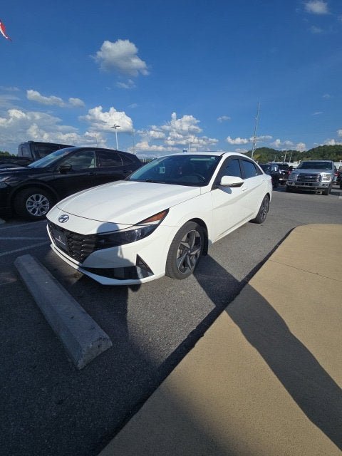 Used 2023 Hyundai Elantra Limited w/ Cargo Package FWD image 4