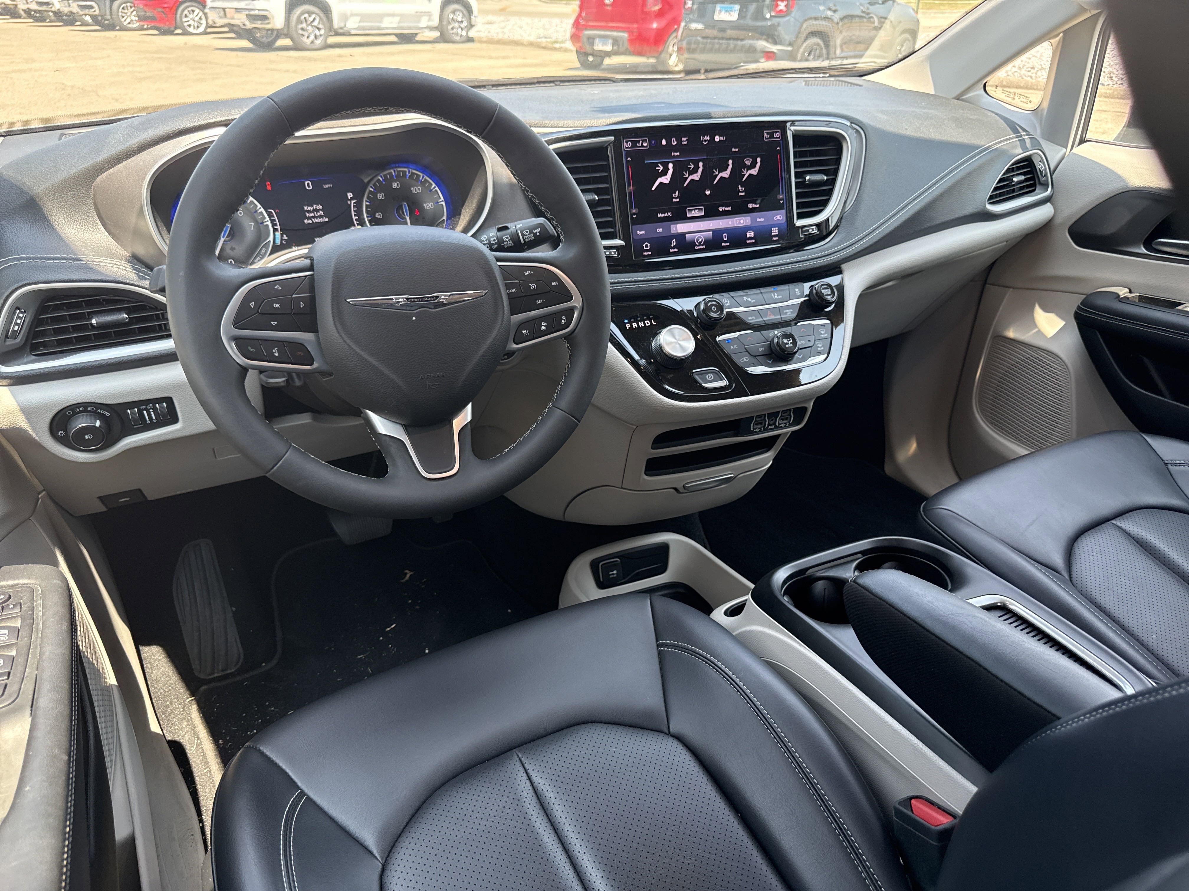Used 2023 Chrysler Pacifica Touring-L image 6