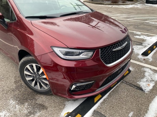 Used 2023 Chrysler Pacifica Touring-L image 14