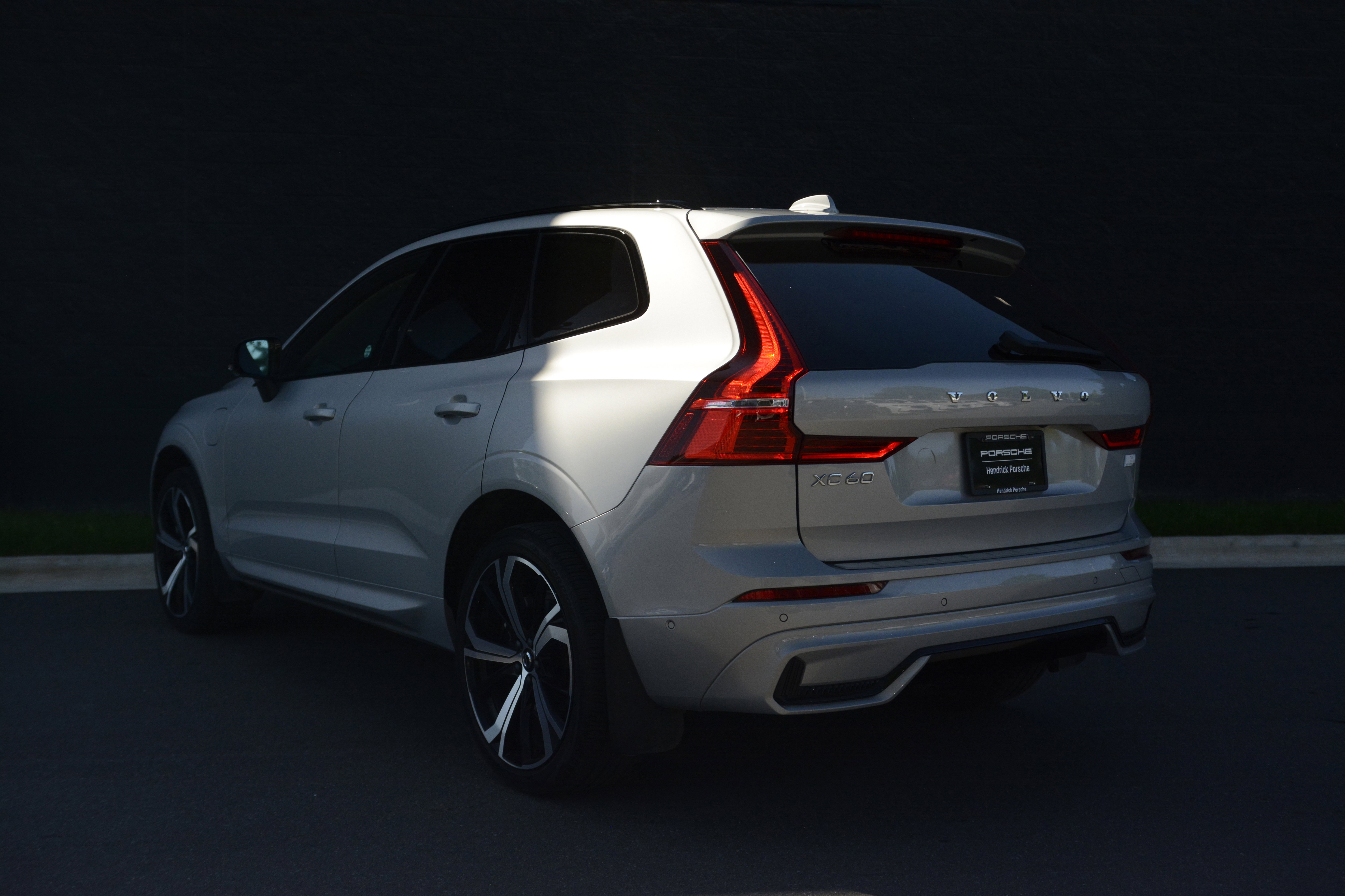 Used 2023 Volvo XC60 T8 Ultimate image 3