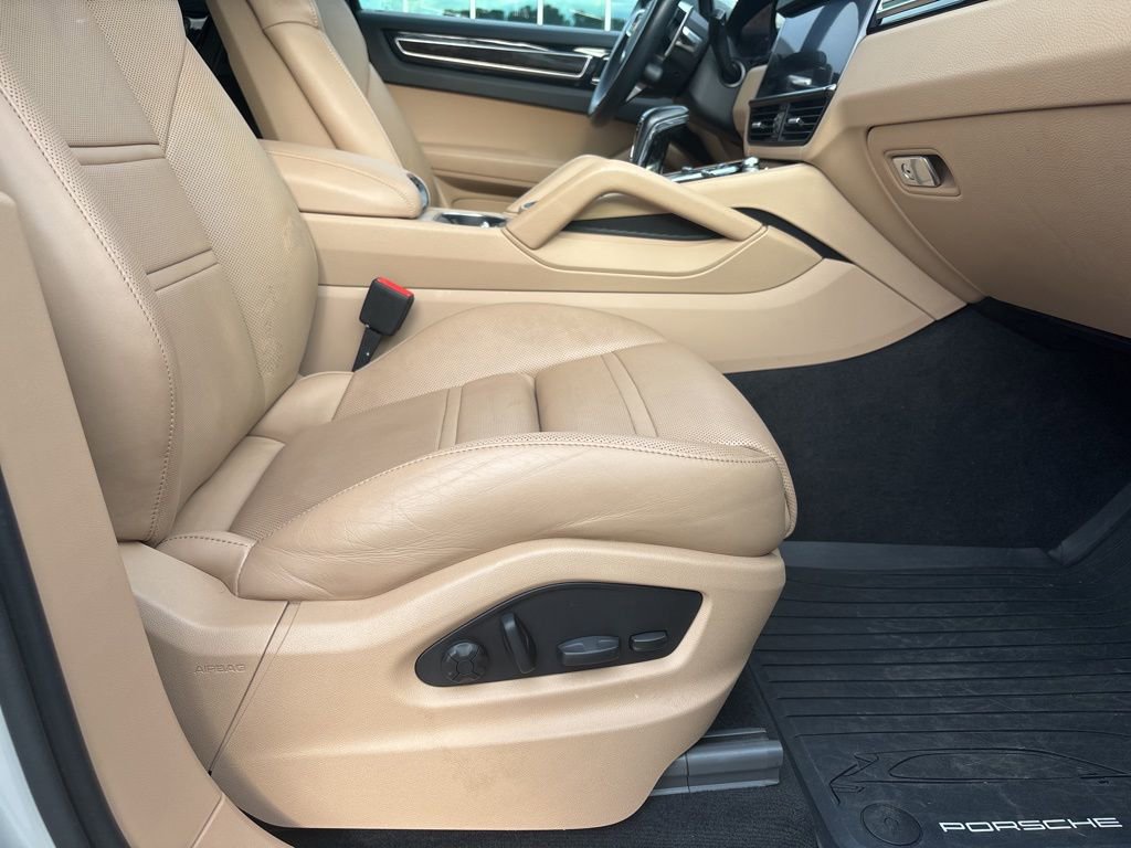 Used 2022 Porsche Cayenne Platinum Edition image 27