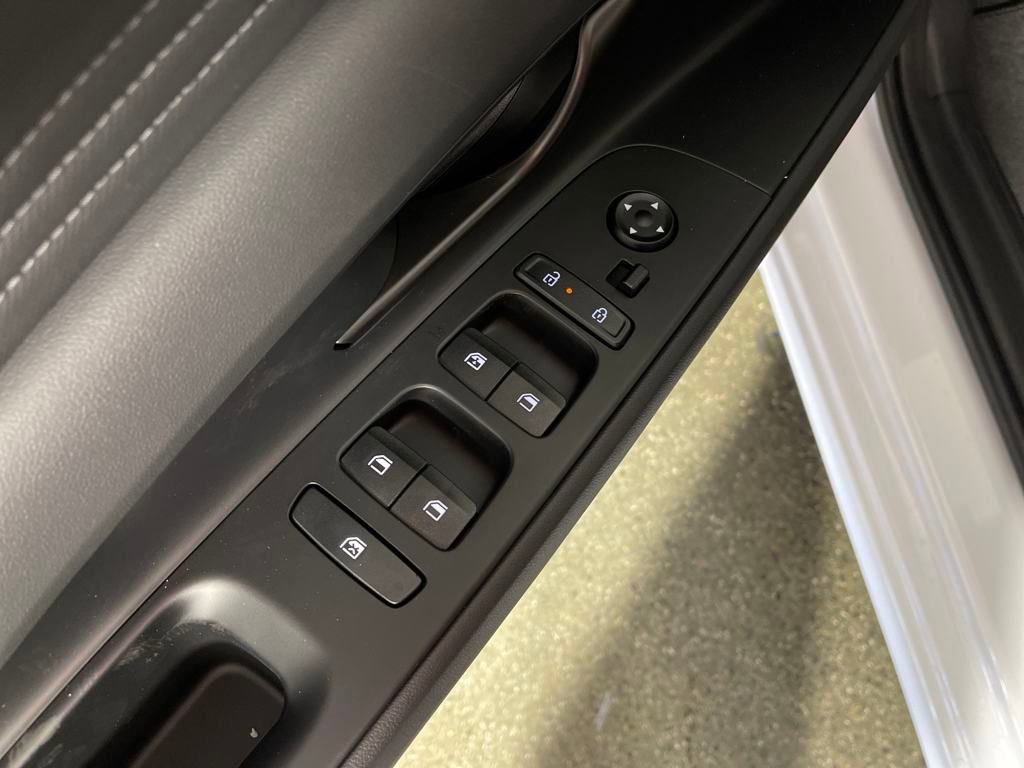 New 2025 Hyundai Elantra SEL image 18