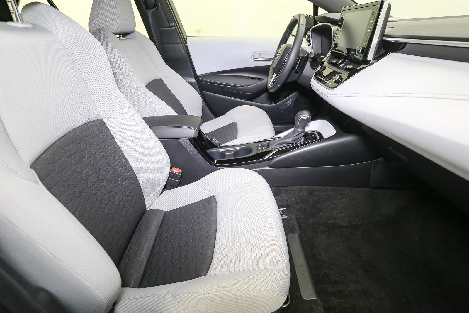 Used 2019 Toyota Corolla SE FWD image 18
