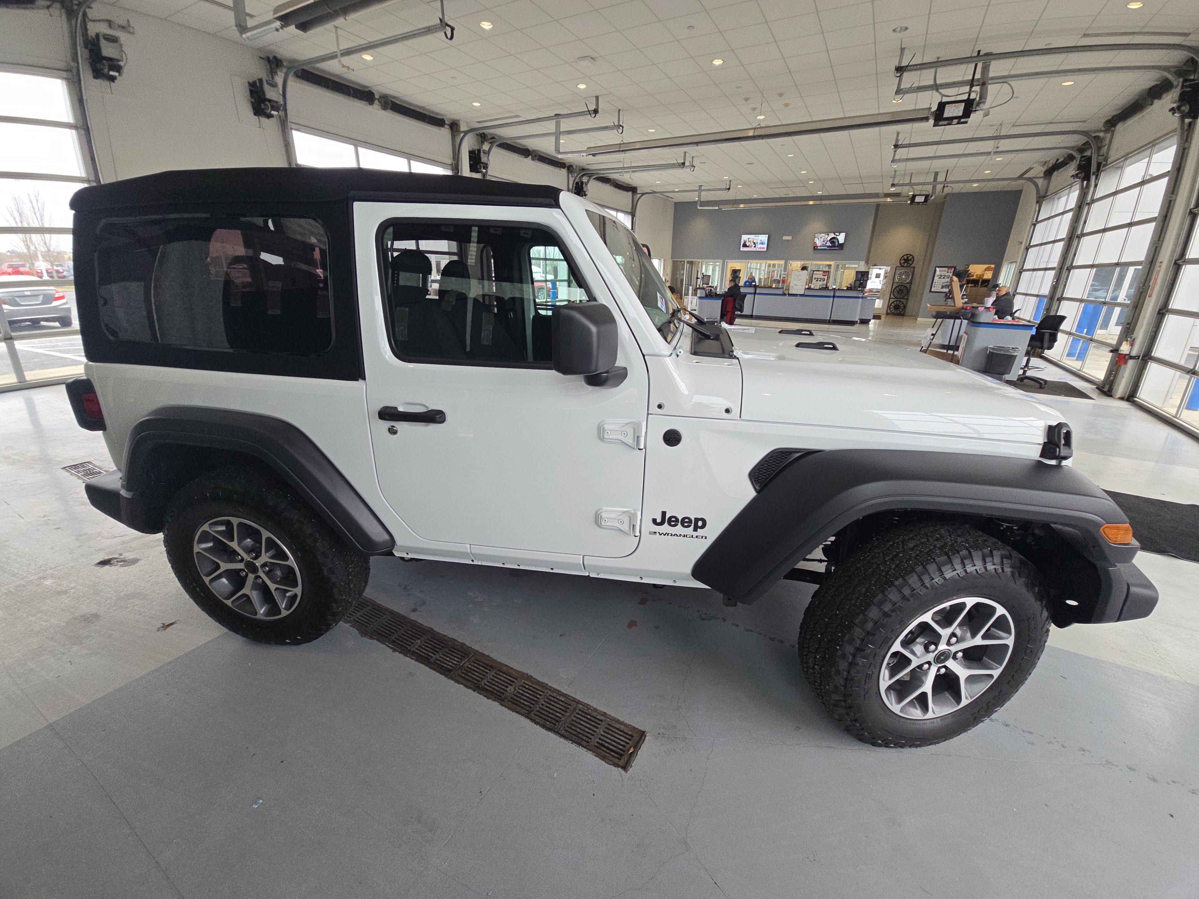 Used 2024 Jeep Wrangler Sport S image 18