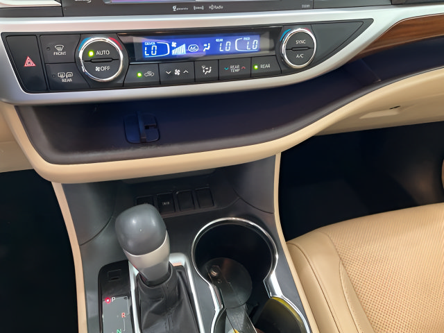 Used 2019 Toyota Highlander Limited FWD image 19