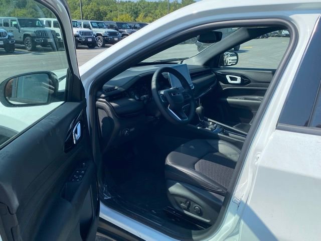 New 2025 Jeep Compass Latitude w/ Sun & Sound Group image 15