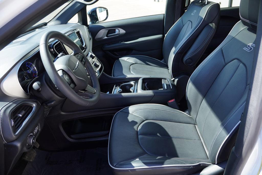 Used 2024 Chrysler Pacifica Premium image 16
