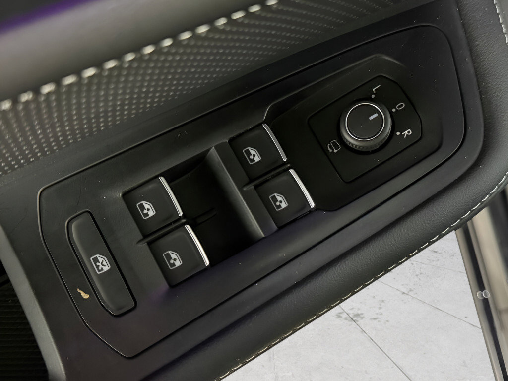 Used 2025 Volkswagen Atlas Cross Sport SEL Premium R-Line image 20