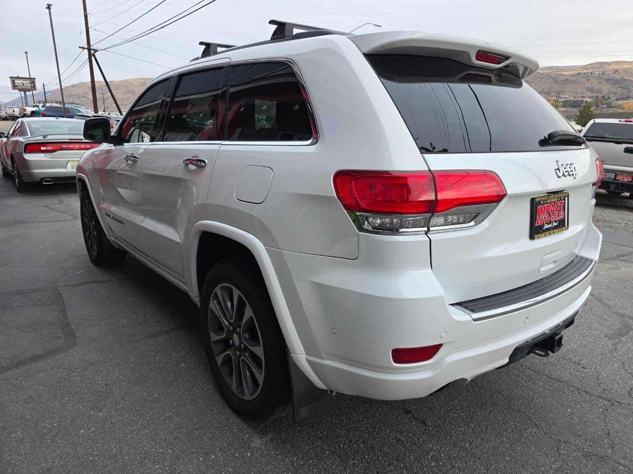 Used 2017 Jeep Grand Cherokee Overland w/ Jeep Active Safety Group image 12