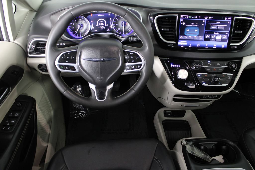 Used 2024 Chrysler Pacifica Touring-L image 5