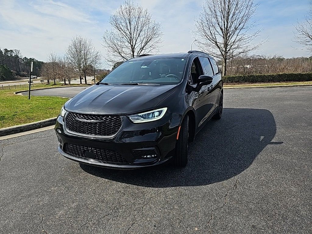 Used 2023 Chrysler Pacifica Touring-L w/ S Appearance Package image 2